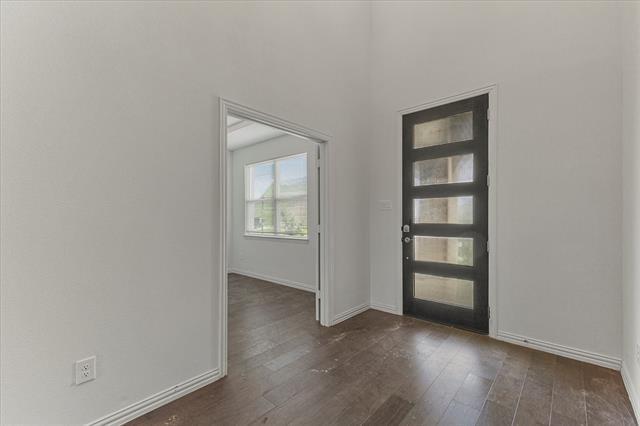 Building Photo - 1600 Lake Grove Dr