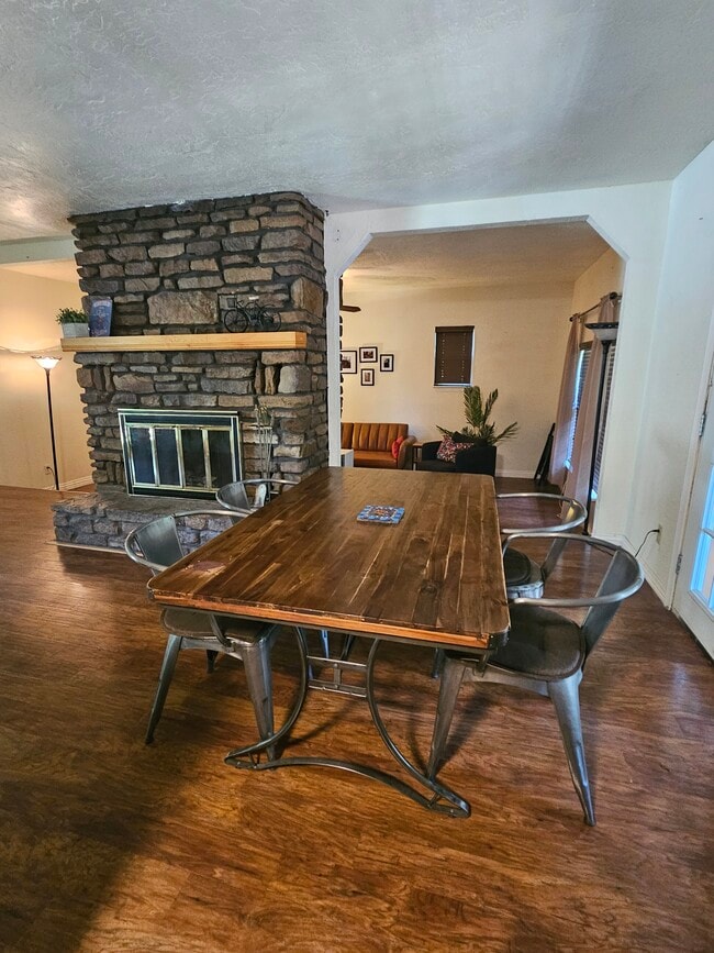 large entry/dining area, double-sided fireplace - 3 Morris Ln
