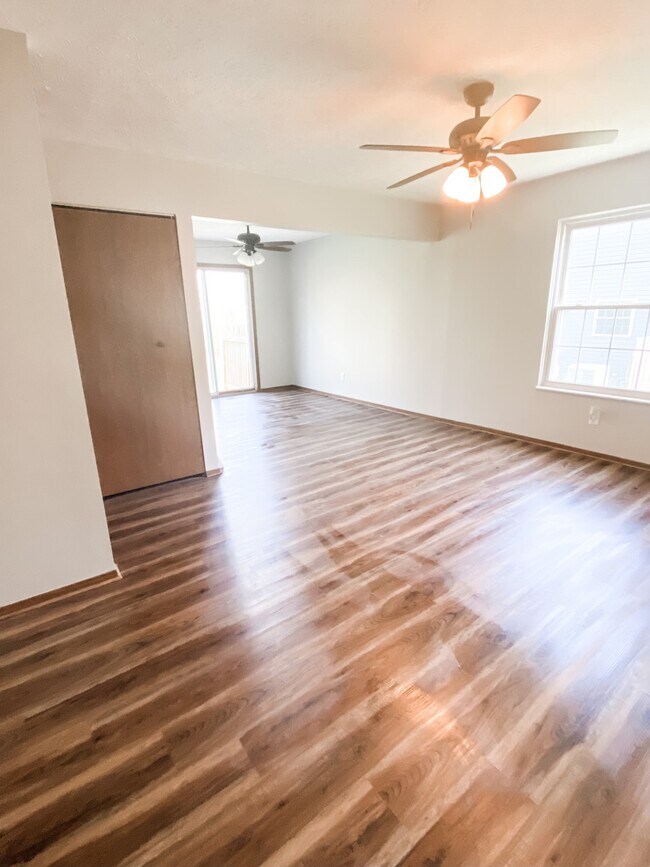 Living/Dining - 531 Valley Dr
