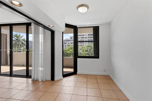 Foto del edificio - 161 Crandon Blvd
