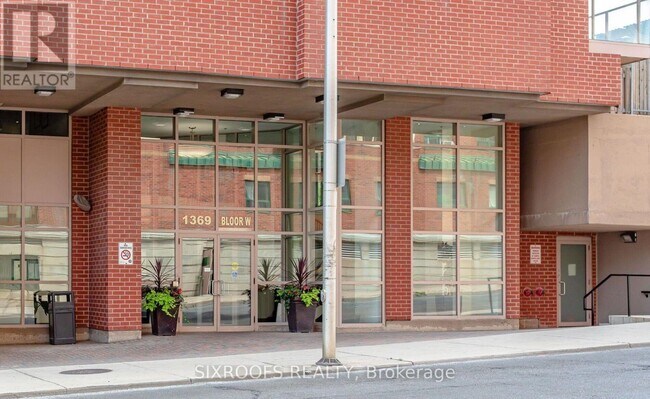 Building Photo - 1369-1369 Bloor St W