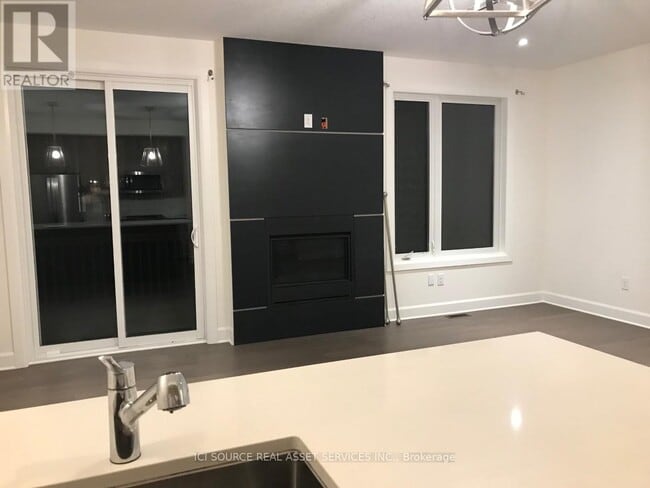 Building Photo - 499 Sophia Cres