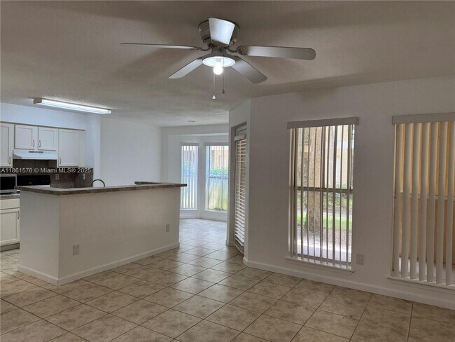 Foto del edificio - 977 Riverside Dr