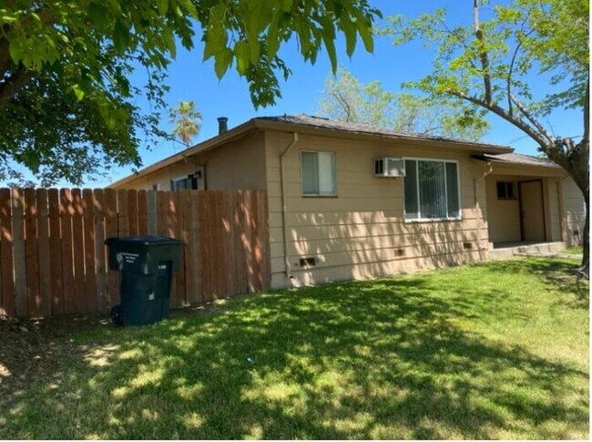 Foto del edificio - Move-In Ready 2BR Duplex — South Sacramento, Pets OK