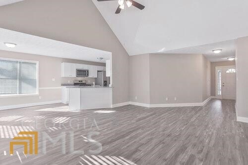 Foto del edificio - 300 Jasmine Dr