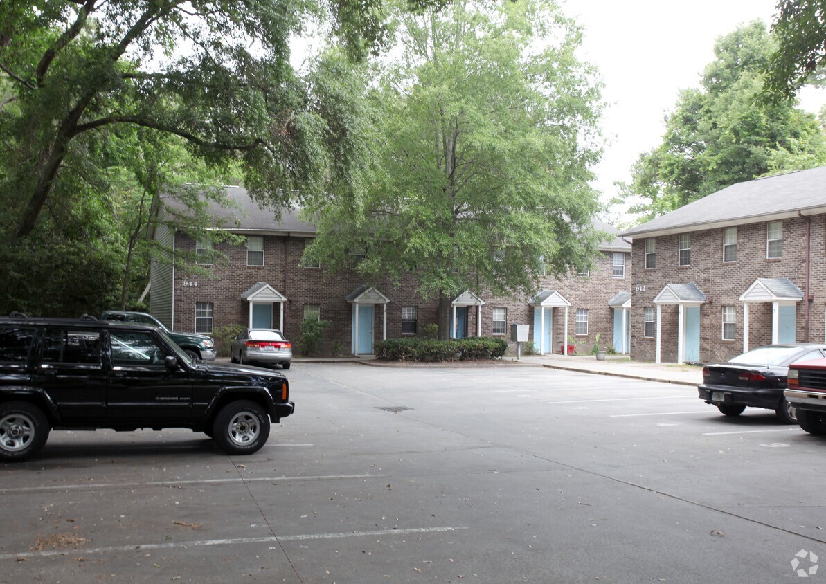 Estacionamiento - Bonham Bay Townhouses