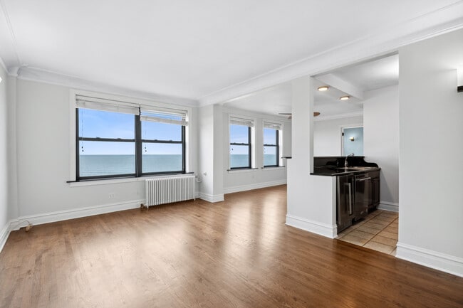 Building Photo - 1205 W Sherwin Ave