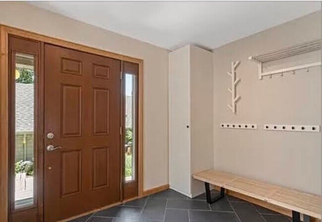 Foto del edificio - Charming 4-Bedroom Home in Prime Location!