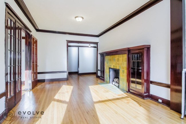 Building Photo - 2418 N Sawyer Ave