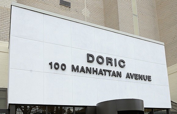 Foto del edificio - 100 Manhattan Ave