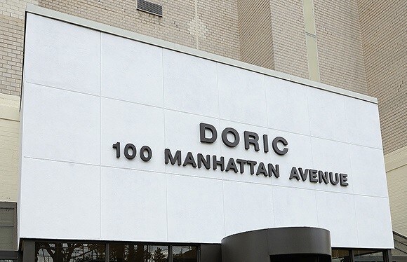 Foto del edificio - 100 Manhattan Ave