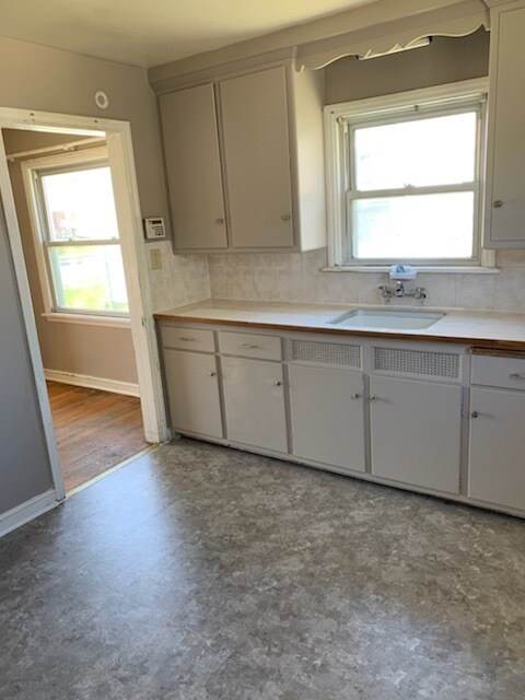 Building Photo - 2714 W Villard Ave