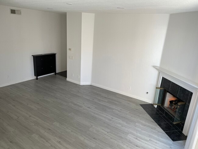 Living room / Enterabce/ Fireplace - 21832 S Vermont Ave