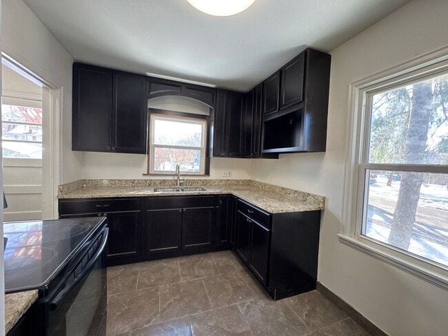 Foto del edificio - Single Family Home - GREAT Location - High End Finishes