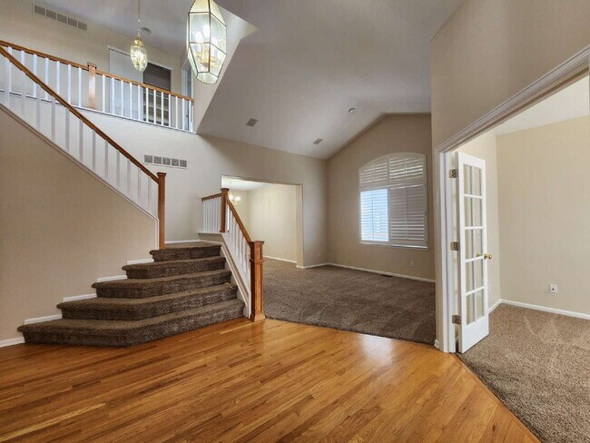 Foto del edificio - Spacious Five-Bedroom Home With Finished Basement and Three-Car Garage! Close To Buckley AFB, Sou...