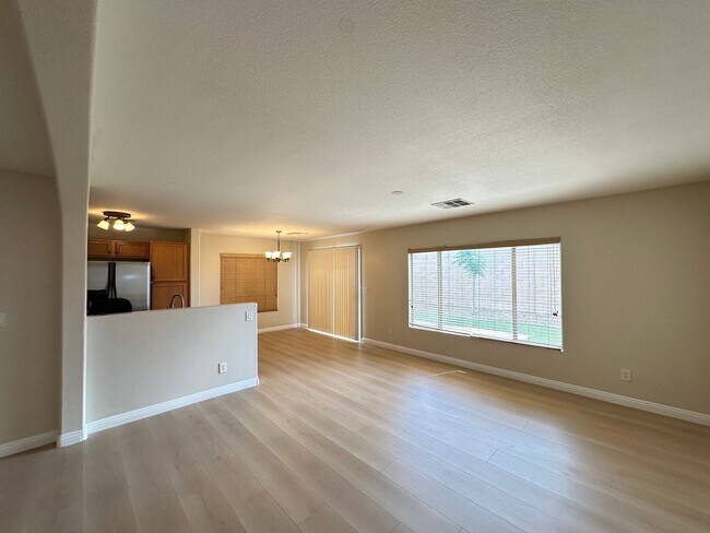 Foto del edificio - 4 Bedroom & Laminate First Floor