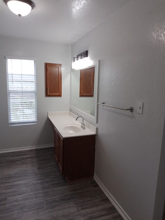 Building Photo - Spacious 4 Bed / 2.5 Bath Home