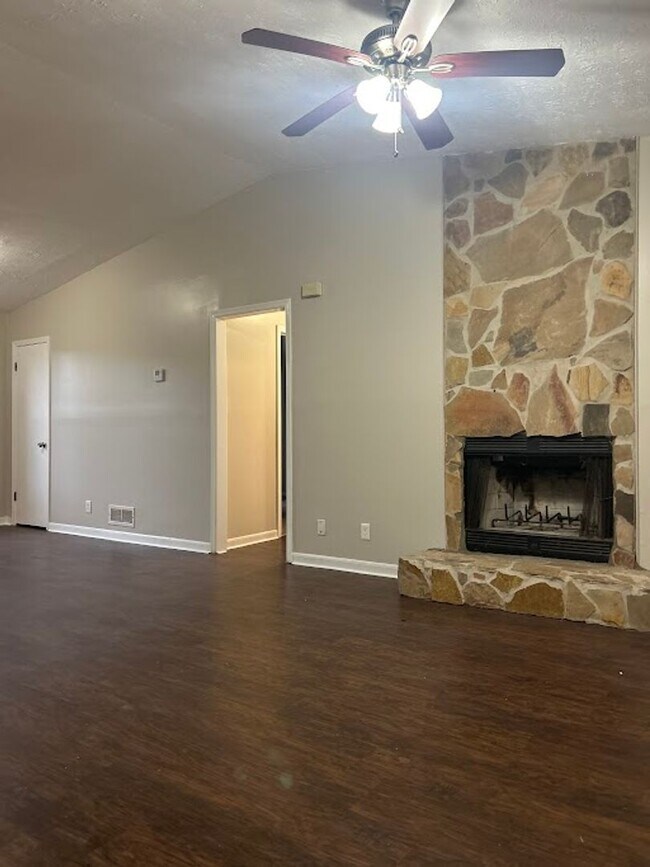 Foto del edificio - 3 bed 2 bath in Decatur!