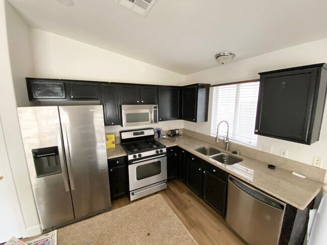 Building Photo - 3/BD 2/BA Charming Home in Spring Mountain...