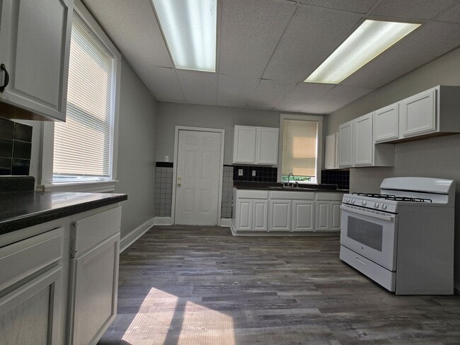 Building Photo - Convenient to Downtown and UC!