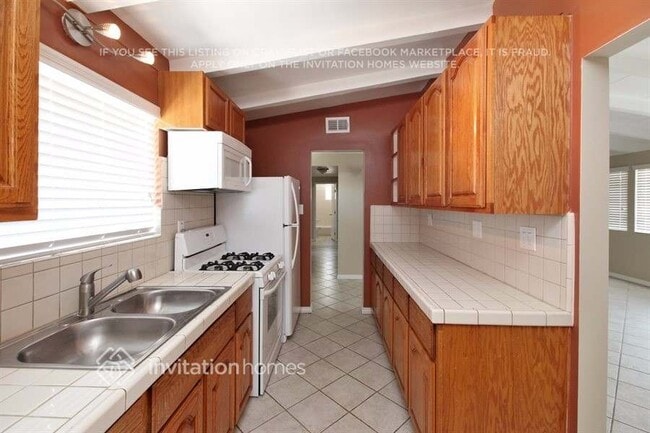 Building Photo - 8421 Flallon Ave