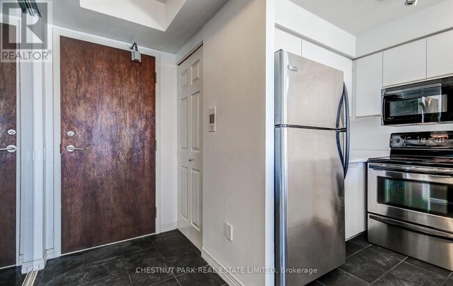 Building Photo - 942 Yonge St