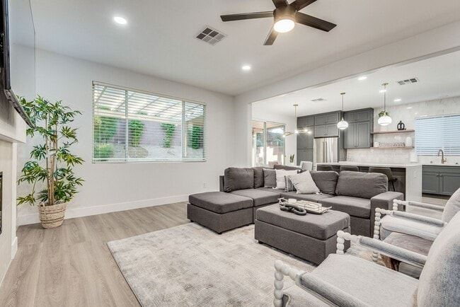 Foto del edificio - FULLY FURNISHED! Exudes sophistication with designer touches throughout