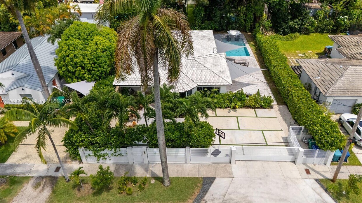 Foto principal - 741 NE 87th St