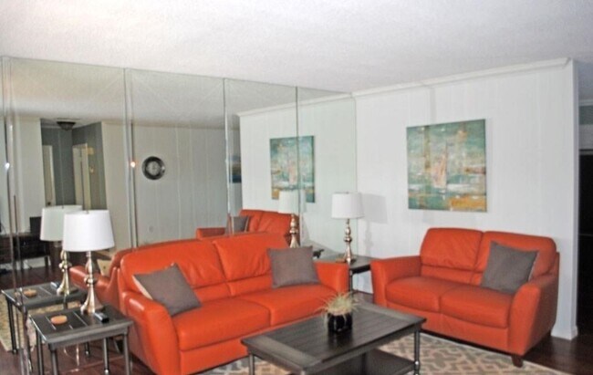 Foto del edificio - ** ADORABLE 2ND FLOOR 2/2 CONDO CANAL VIEW...