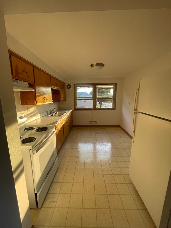 Building Photo - 6073 S Lake Dr