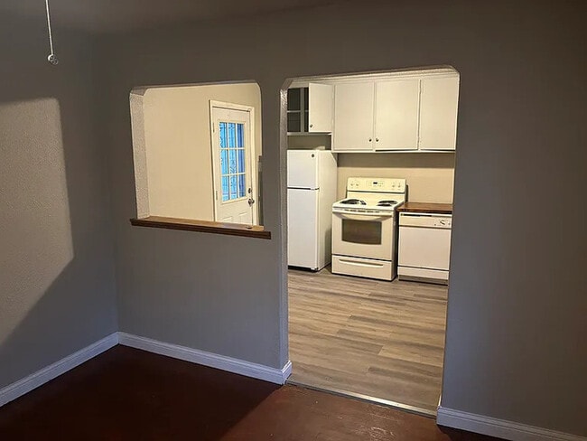 Building Photo - 3 bed 1 bath Home For Rent