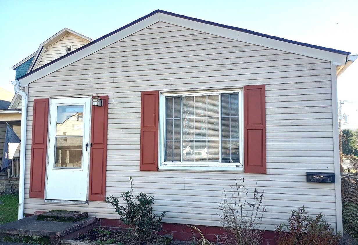 Foto principal - Two bedroom one bath home in Huntington