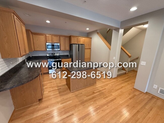 Building Photo - Townhouse in The Lakes of Blaine Available Now, New Appliances & Carpet, Bonus Room, Balcony