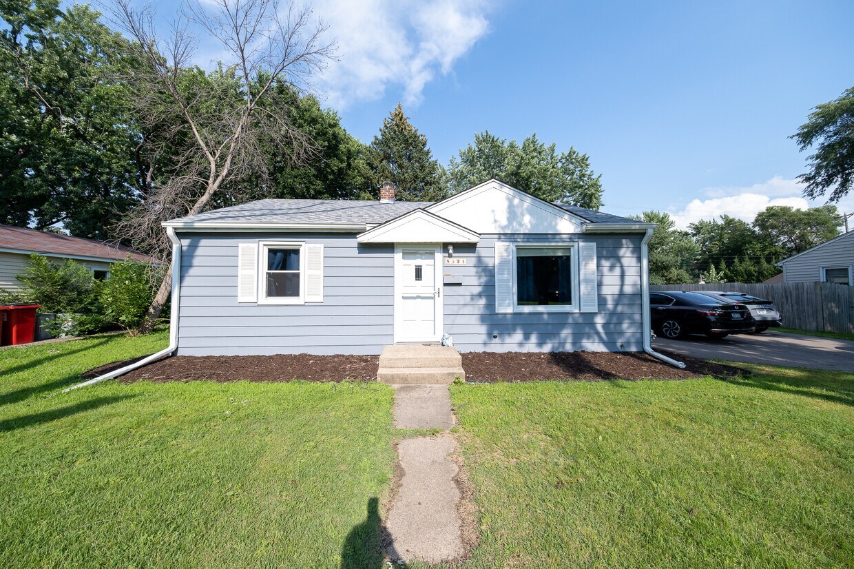 Foto principal - 8521 Nicollet Ave