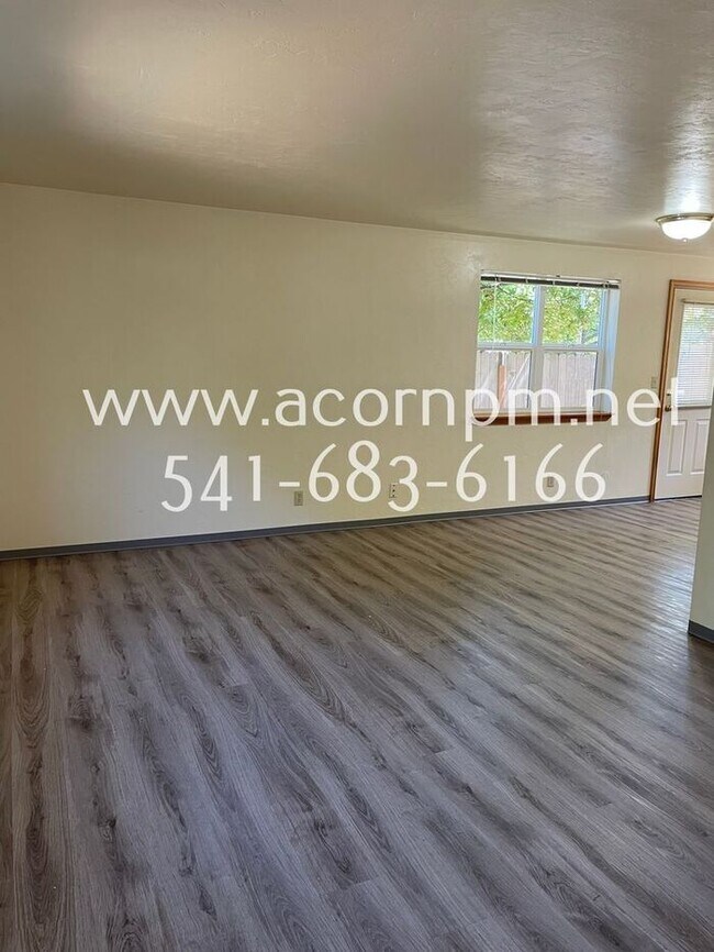 Building Photo - Wonderful 2BD/1.5BA Townhouse/Duplex W/ Ga...