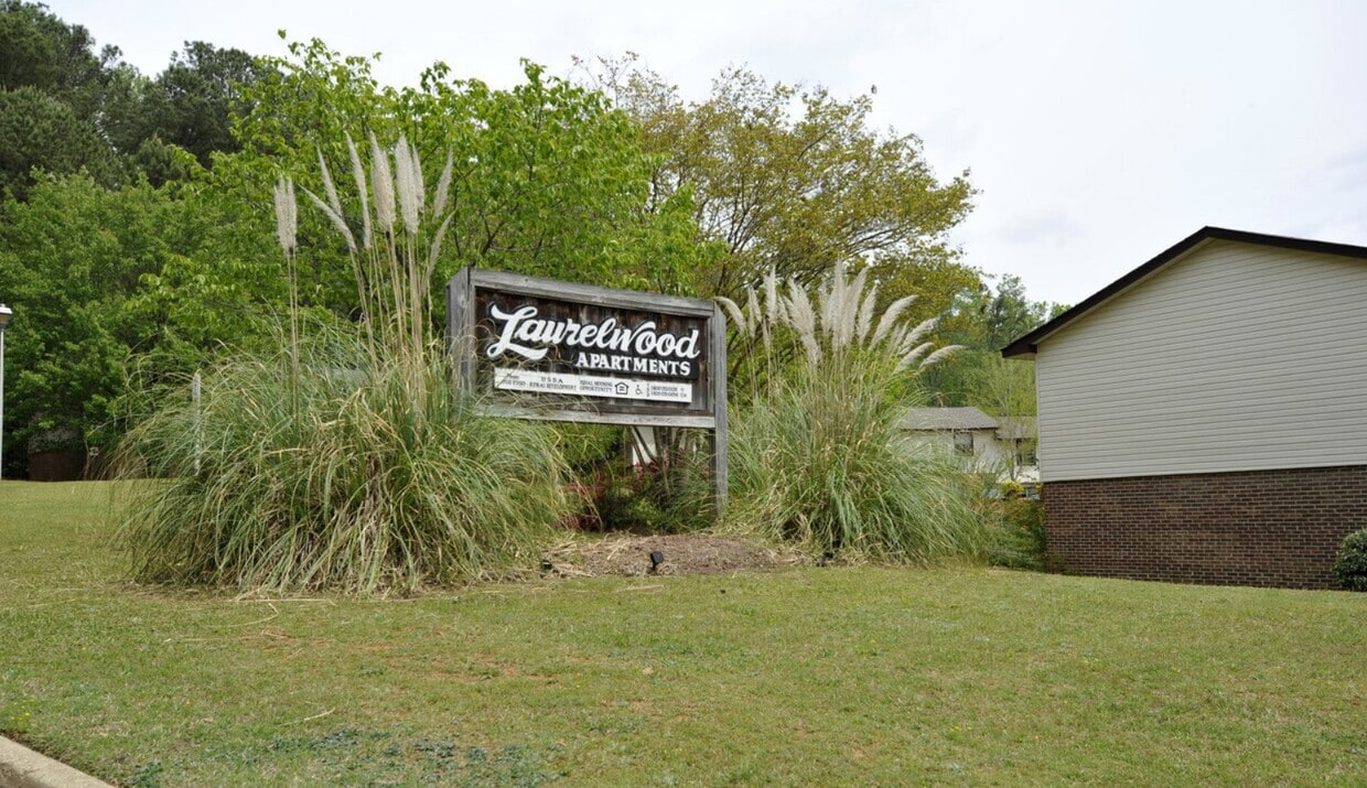 Building Photo - 106 Meadow St