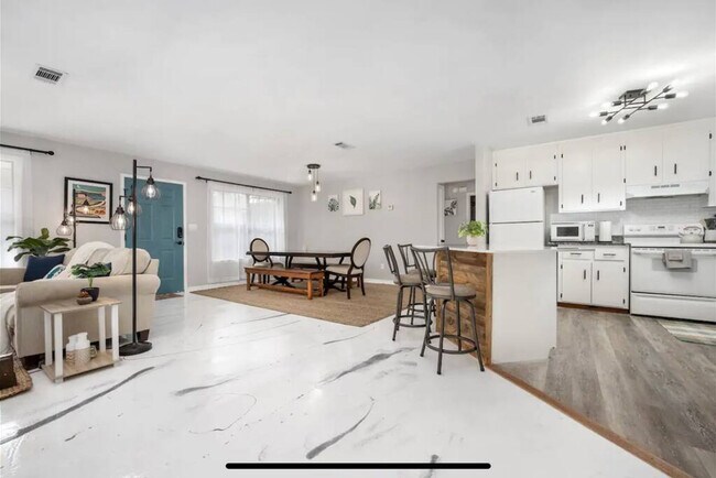 Building Photo - 2001 N 61st Ave