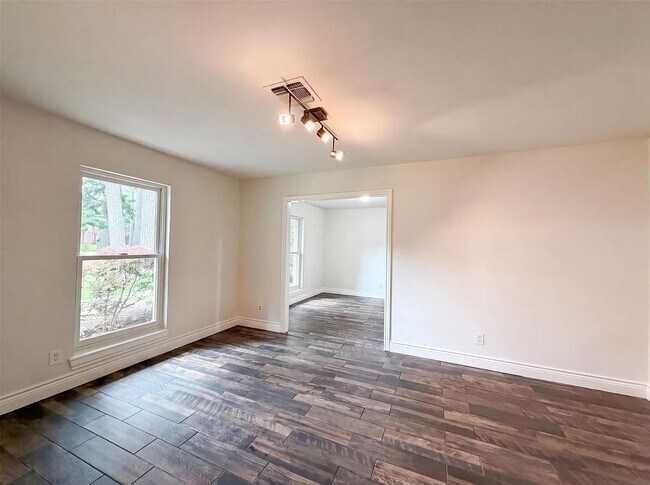 Building Photo - 11611 Mile Dr