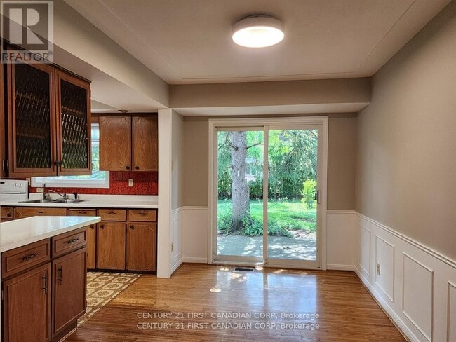 Building Photo - 711 Algoma Ave