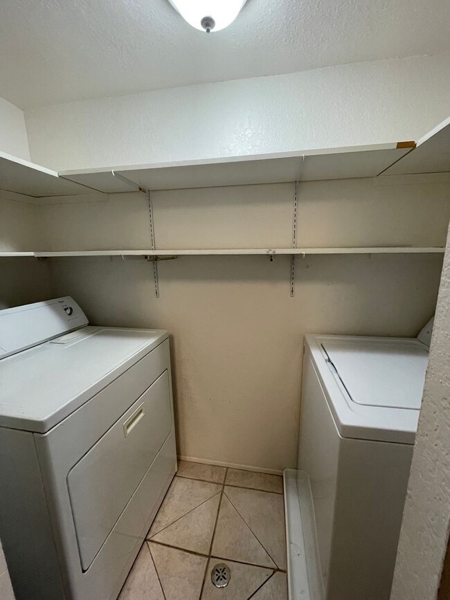 Building Photo - Fantastic 2br/2Ba Bottom Floor Condo in Th...