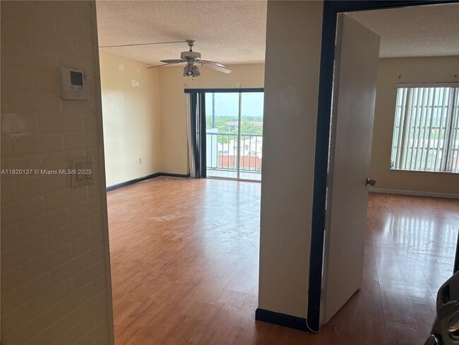 Building Photo - 4164 Inverrary Dr