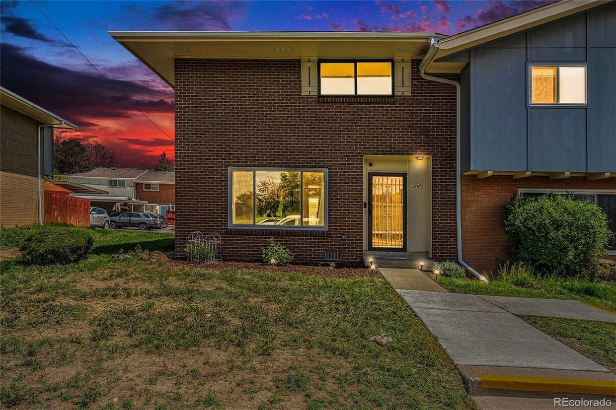 Beautifully Updated 3-Bedroom End-Unit Tow... - Beautifully Updated 3-Bedroom End-Unit Tow...