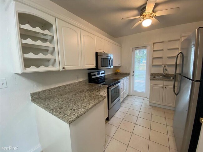 Foto del edificio - 2 br, 2 bath House - 1016 NE 4th St