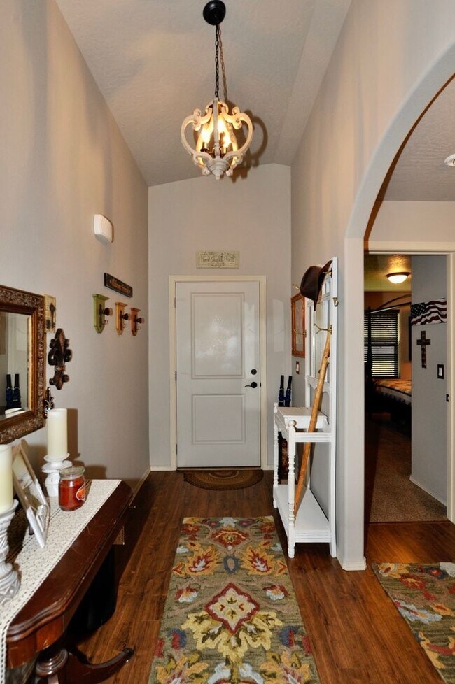 Building Photo - Luxury Rancher, 2 bed 2 bath with bonus room