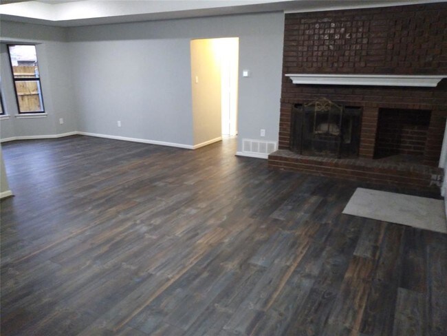 Foto del edificio - 301 Birchwood Ln