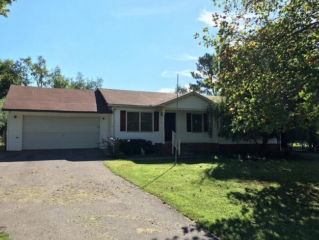 Building Photo - 3 bedroom 2 bath w/ a game room