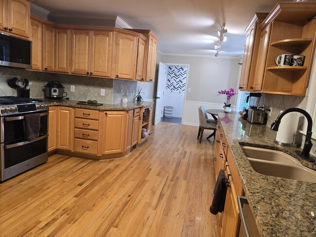 Massive eat-in kitchen with stainless appliances. - 90 Martin Point Ct