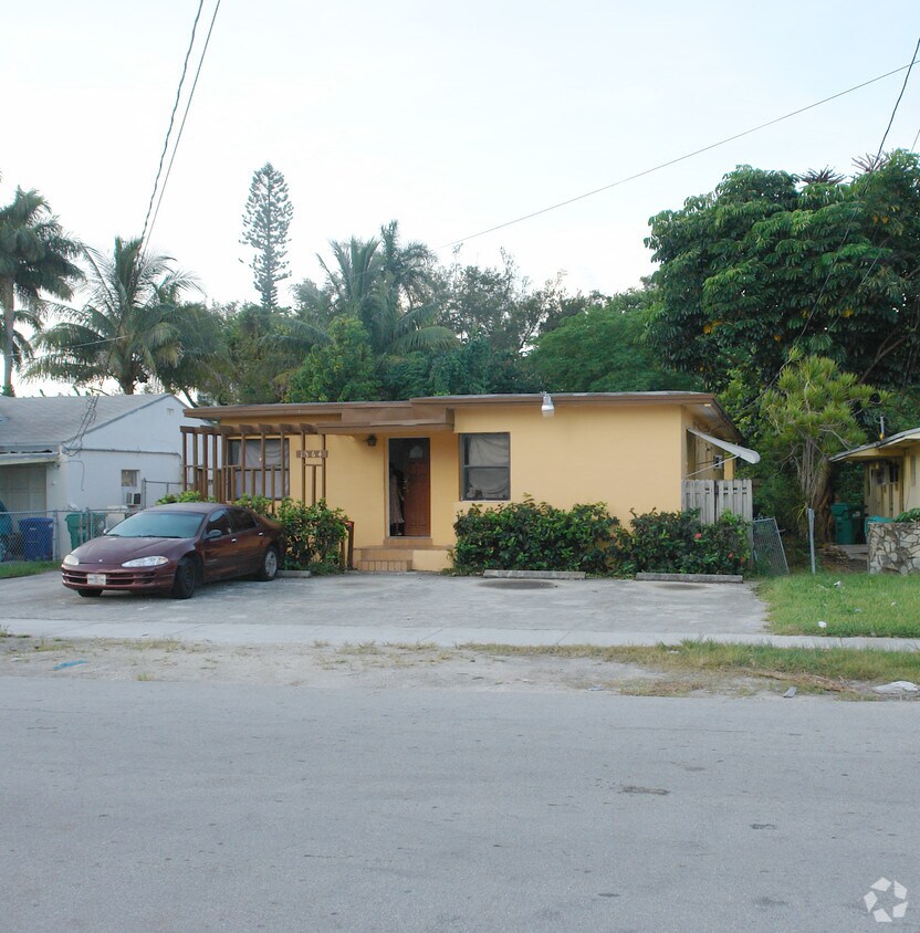 Building Photo - 1364 NE 110th Ter