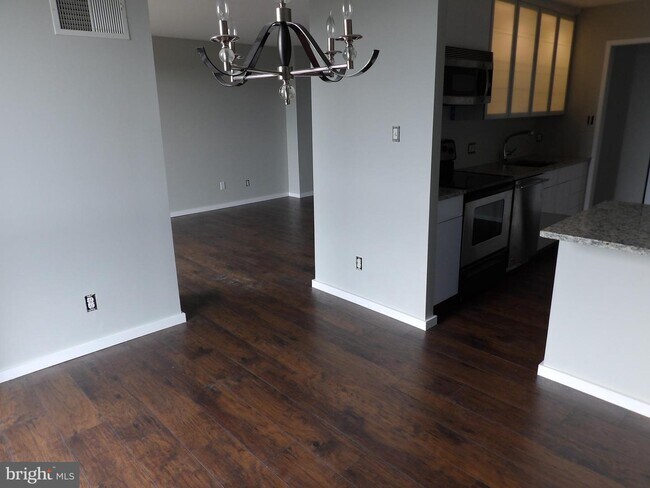 Building Photo - 2311 Pimmit Dr