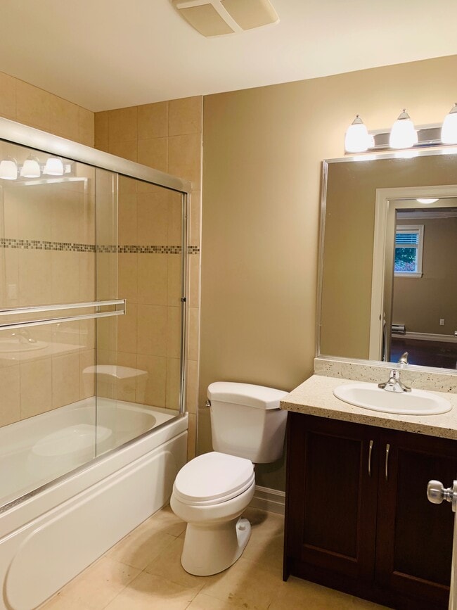 Photo du bâtiment - 1420 King Albert Ave